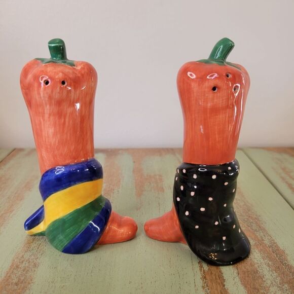 Charming Vintage Anthropomorphic Carrot Salt & Pepper Collectible Shakers - Picture 11 of 12